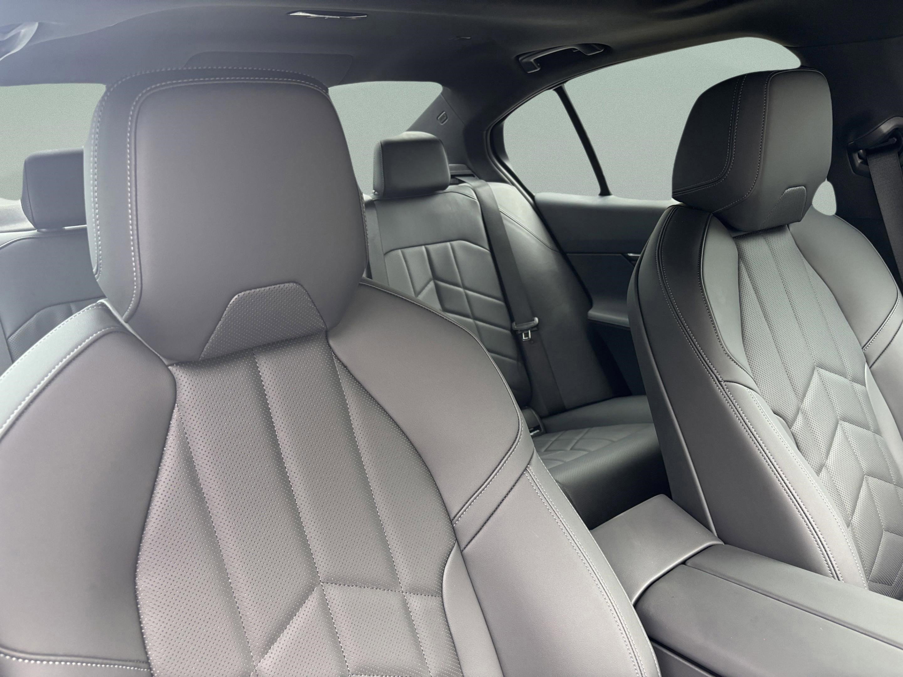 Used 2025 BMW i5 eDrive40i w/ Premium Package image 24