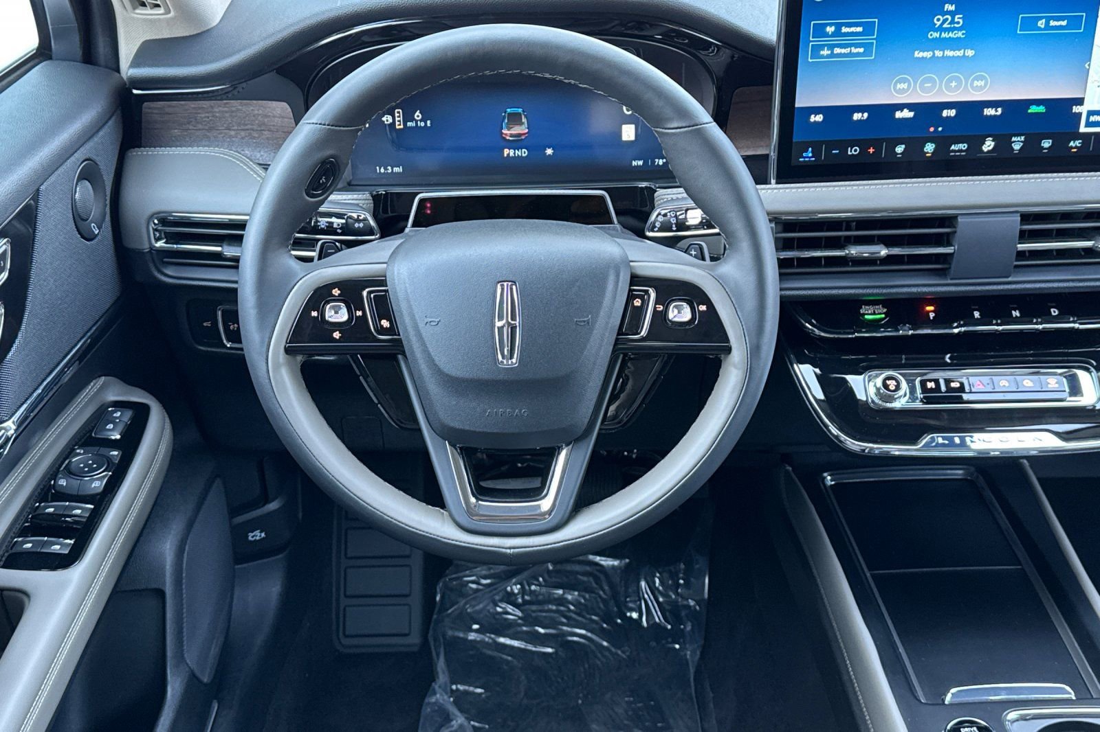 New 2025 Lincoln Corsair Reserve w/ Equipment Group 202A image 13