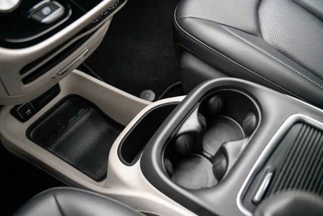 Used 2024 Chrysler Pacifica Touring-L image 32