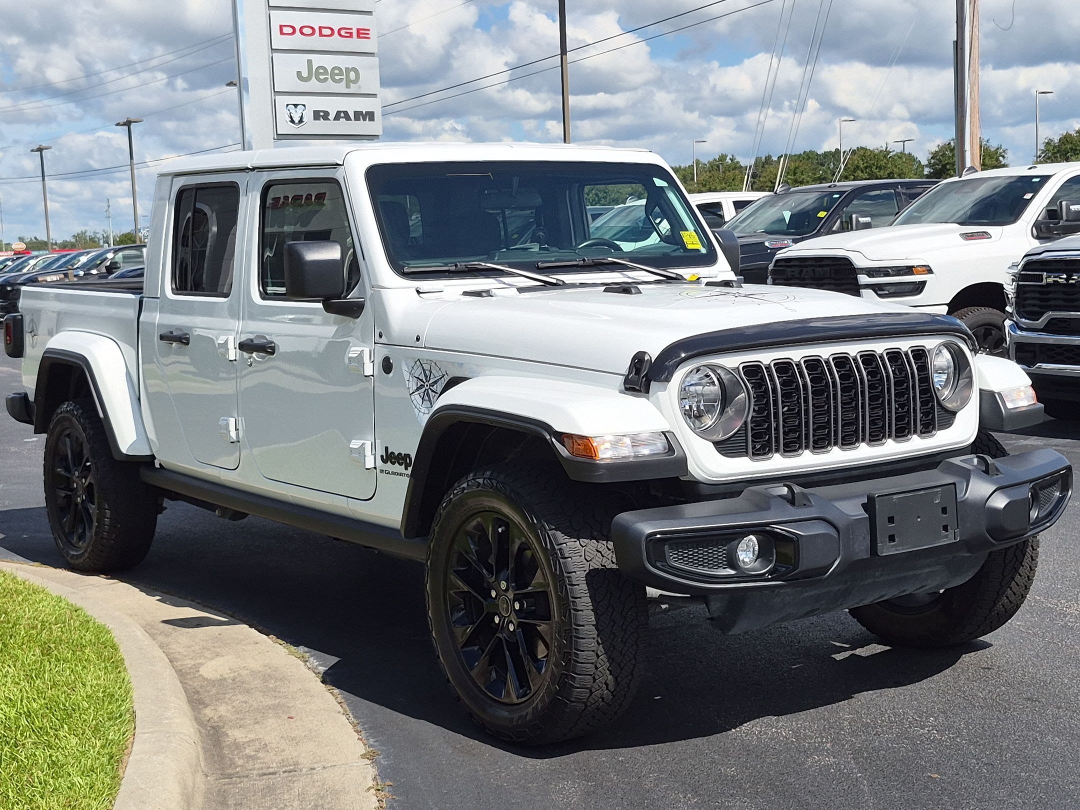 Used 2025 Jeep Gladiator Sport AWD/4WD image 3