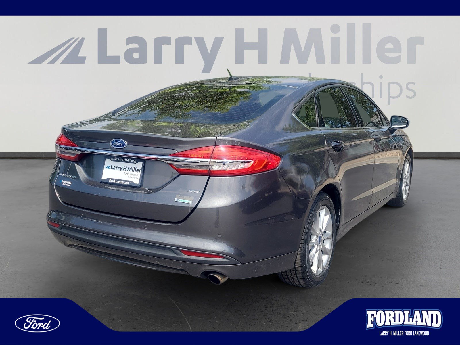 Used 2017 Ford Fusion SE w/ Fusion SE Technology Package FWD image 5