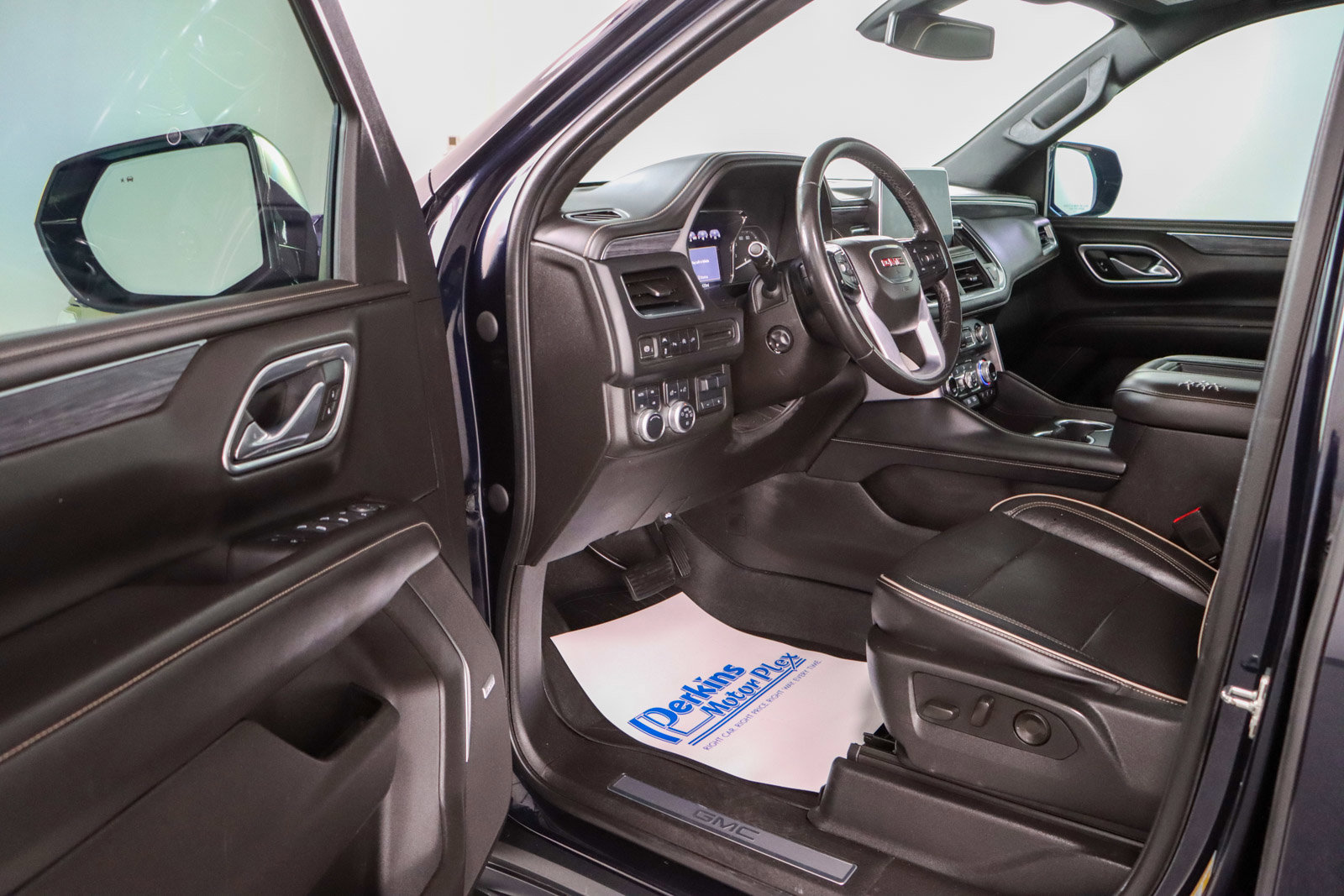 Used 2021 GMC Yukon SLT w/ SLT Luxury Plus Package image 3