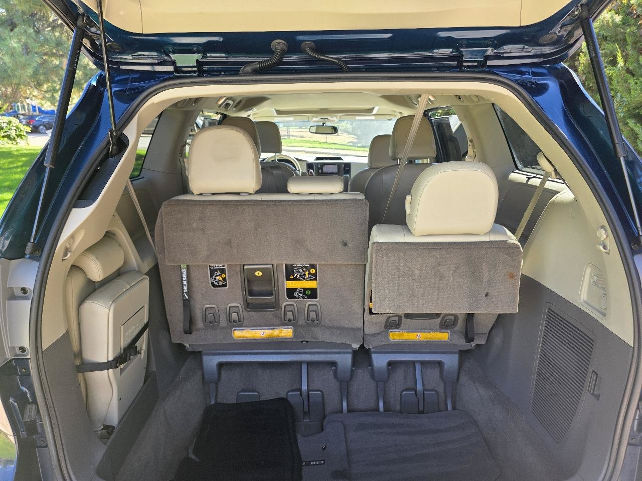 Used 2012 Toyota Sienna XLE FWD image 9