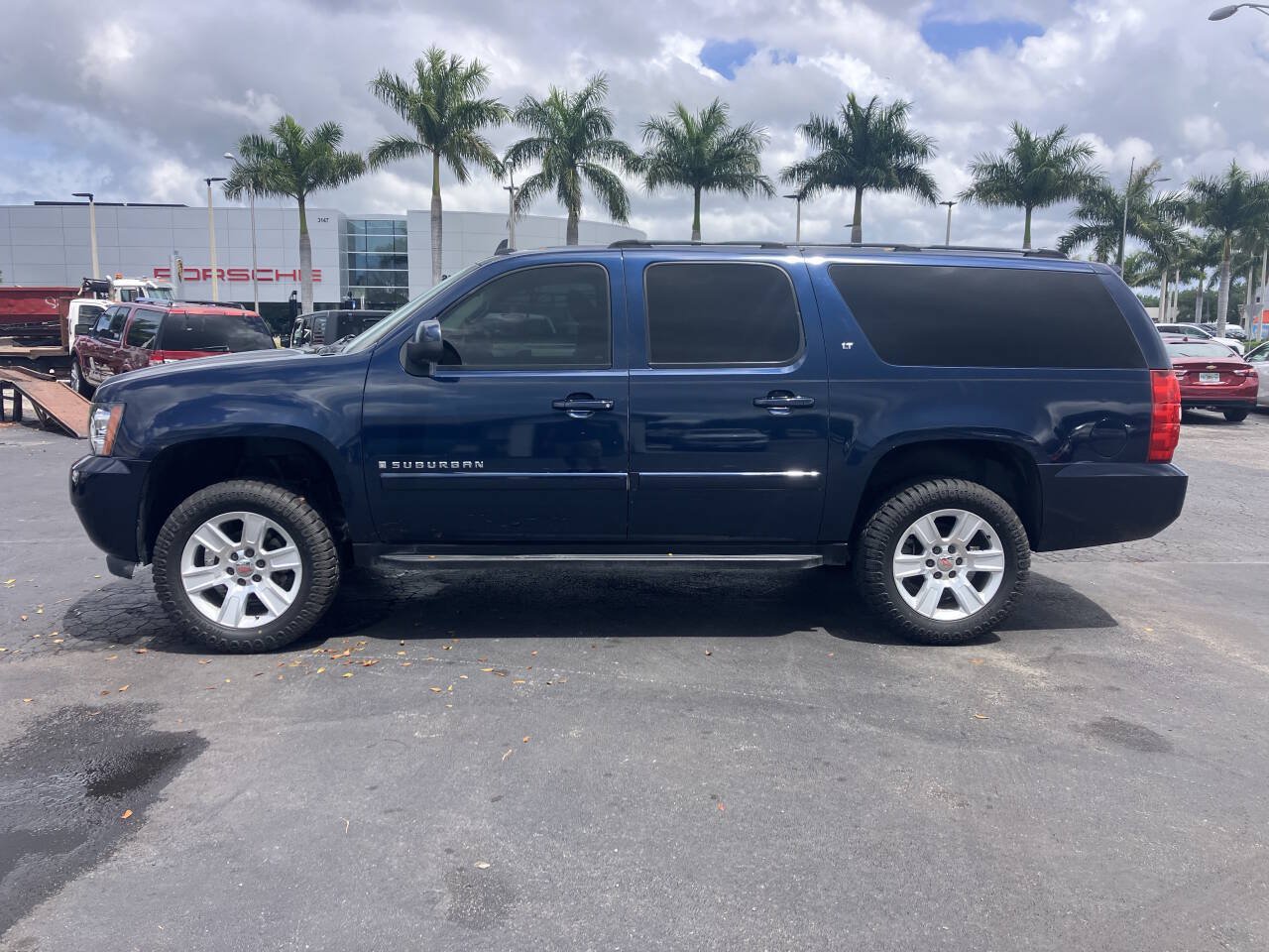 Used 2007 Chevrolet Suburban LT w/ LT Preferred Equipment Group RWD image 3