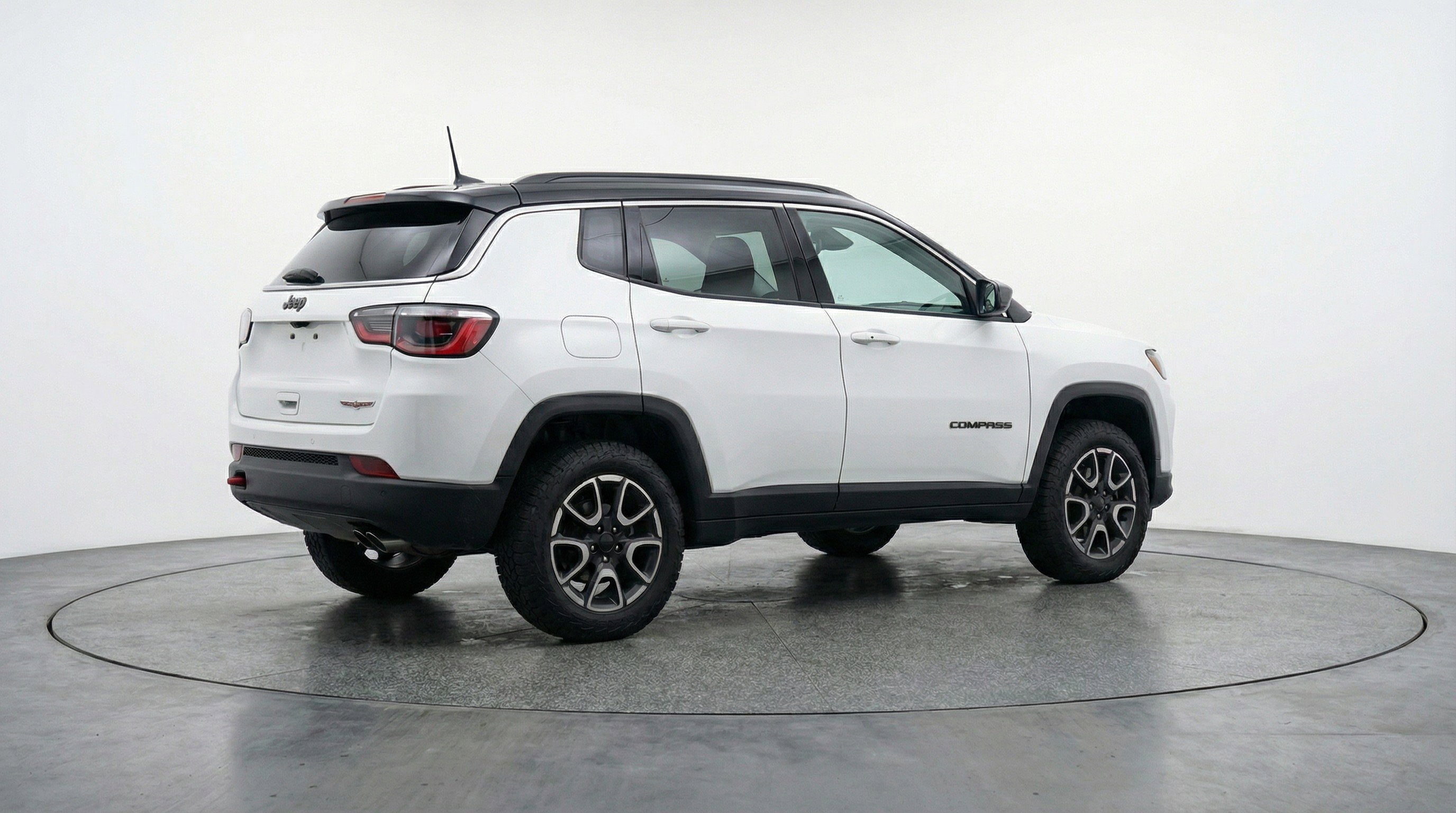 Used 2025 Jeep Compass Trailhawk AWD/4WD image 9