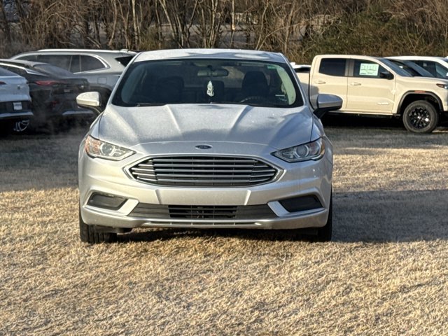 Used 2017 Ford Fusion SE w/ Fusion SE Technology Package image 2
