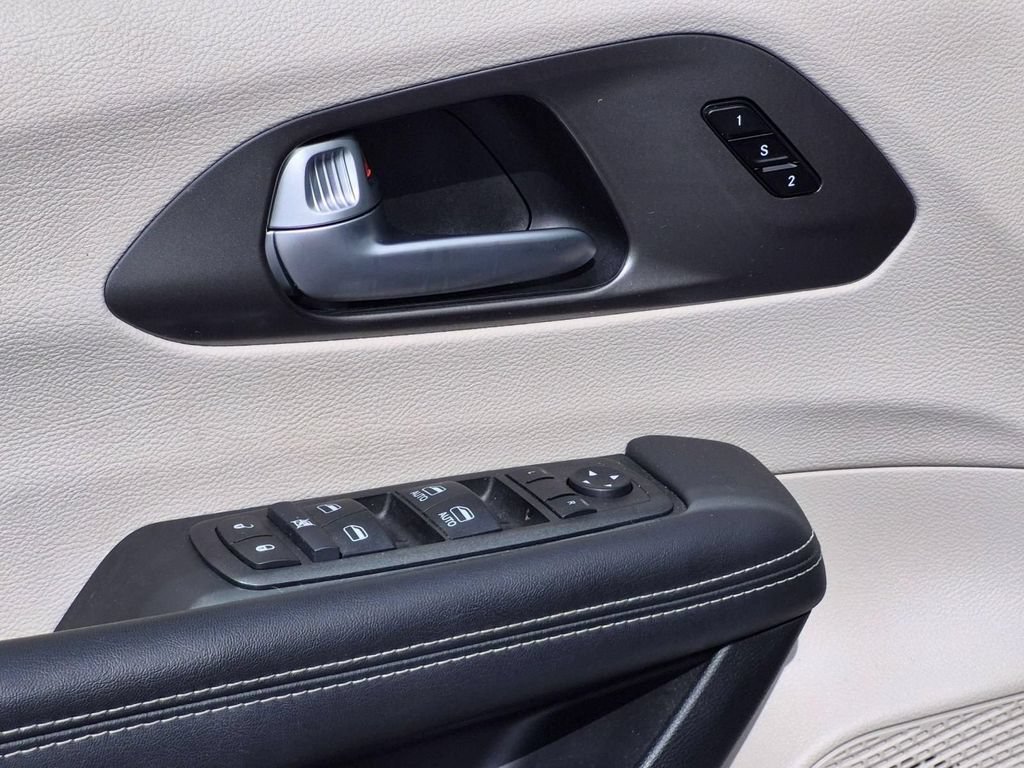 Used 2024 Chrysler Pacifica Touring-L FWD image 15