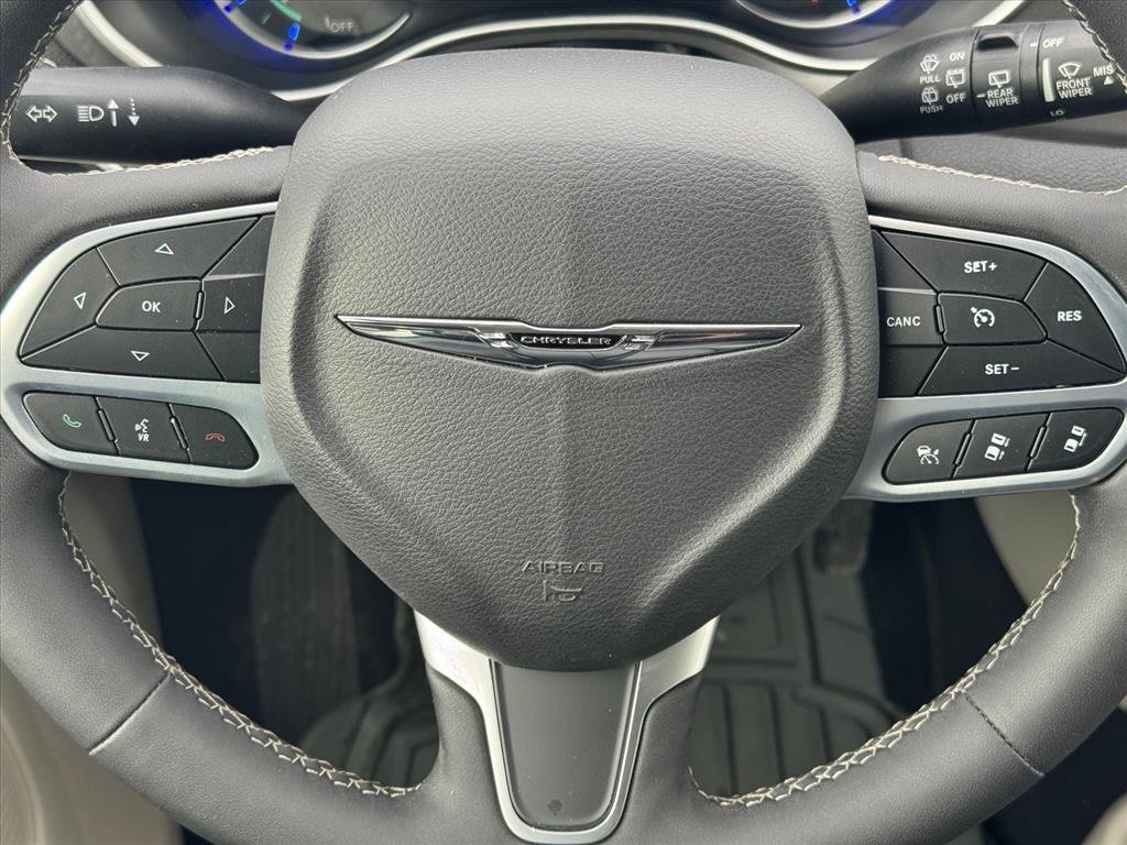 Used 2023 Chrysler Pacifica Touring-L image 16