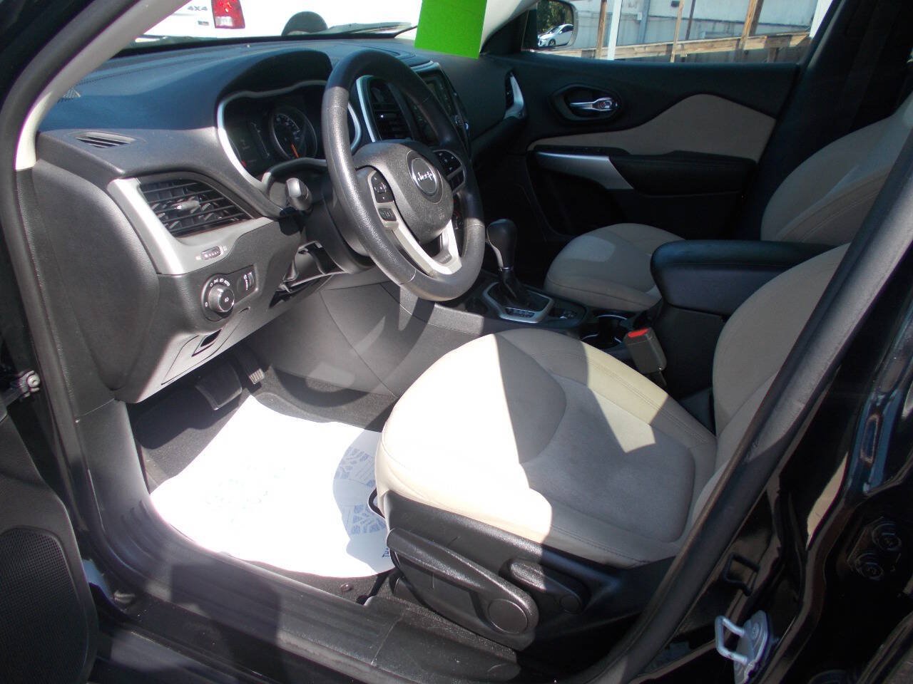 Used 2018 Jeep Cherokee Latitude FWD image 5