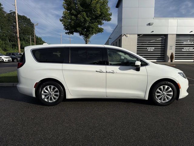 Used 2017 Chrysler Pacifica Touring w/ Tire & Wheel Group FWD image 9