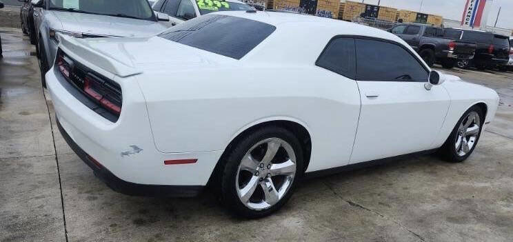 Used 2015 Dodge Challenger SXT w/ Driver Convenience Group RWD image 5