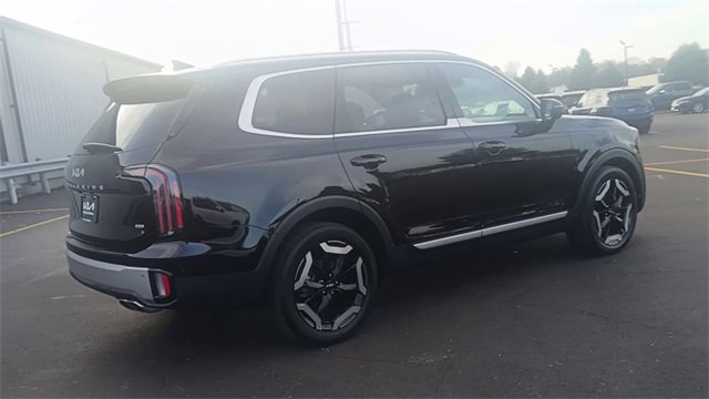 Used 2023 Kia Telluride EX w/ EX Captain's Chair Package image 2