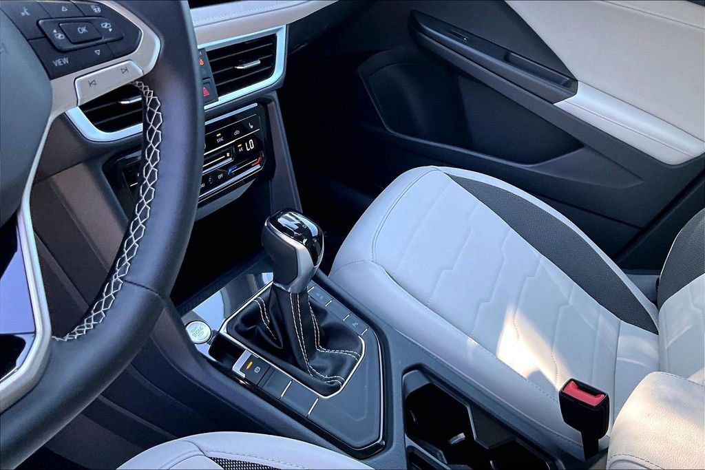 Certified 2025 Volkswagen Taos SE w/ Panoramic Sunroof Package image 23