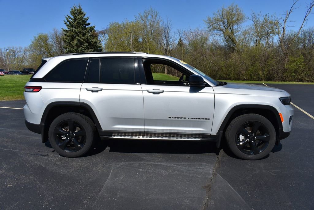 Used 2024 Jeep Grand Cherokee Altitude image 4