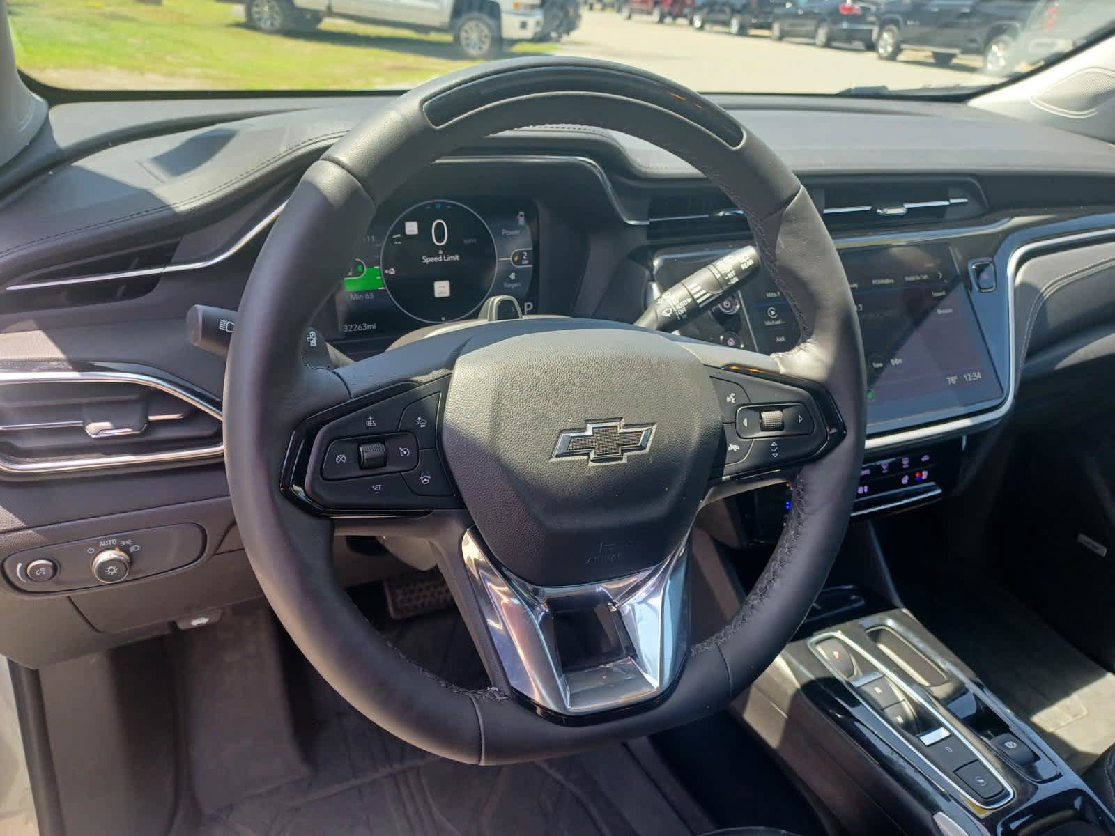 Used 2023 Chevrolet Bolt EUV Premier w/ Sun & Sound Package FWD image 9
