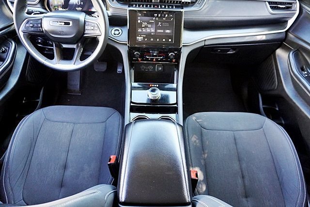 Used 2023 Jeep Grand Cherokee Laredo RWD image 20
