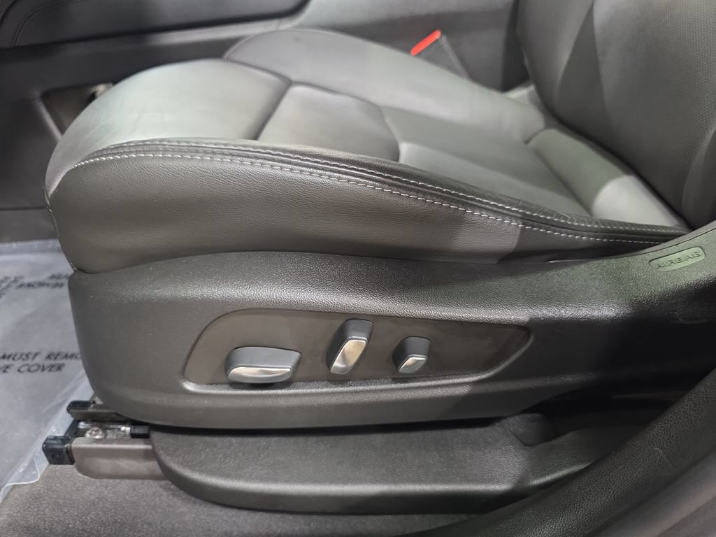 Used 2023 Cadillac XT6 Premium Luxury w/ LPO, Floor Liner Package AWD/4WD image 28