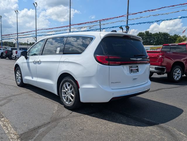 Used 2024 Chrysler Pacifica Touring-L FWD image 5