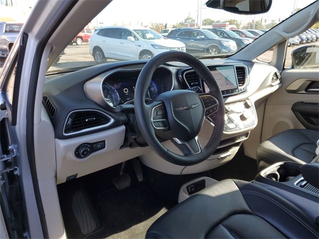 Used 2024 Chrysler Pacifica Touring-L image 10