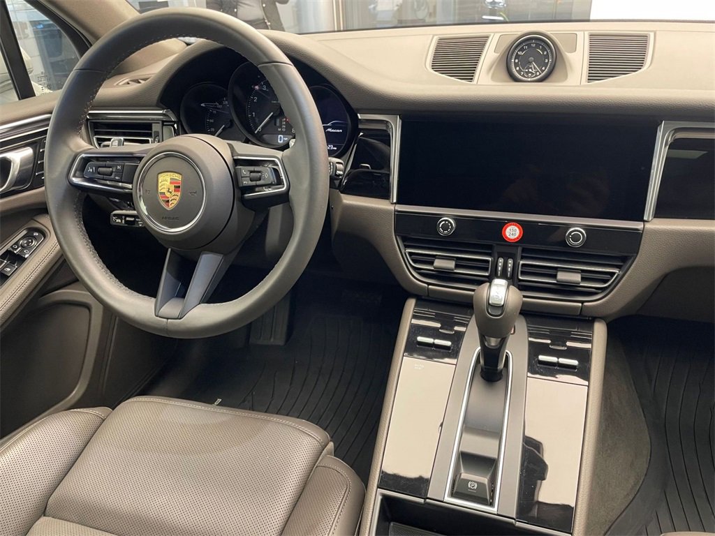 Used 2025 Porsche Macan image 11