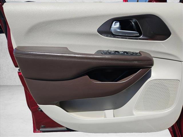 Used 2017 Chrysler Pacifica Touring-L FWD image 10