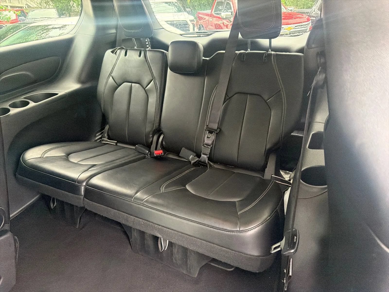 Used 2025 Chrysler Pacifica Select FWD image 16