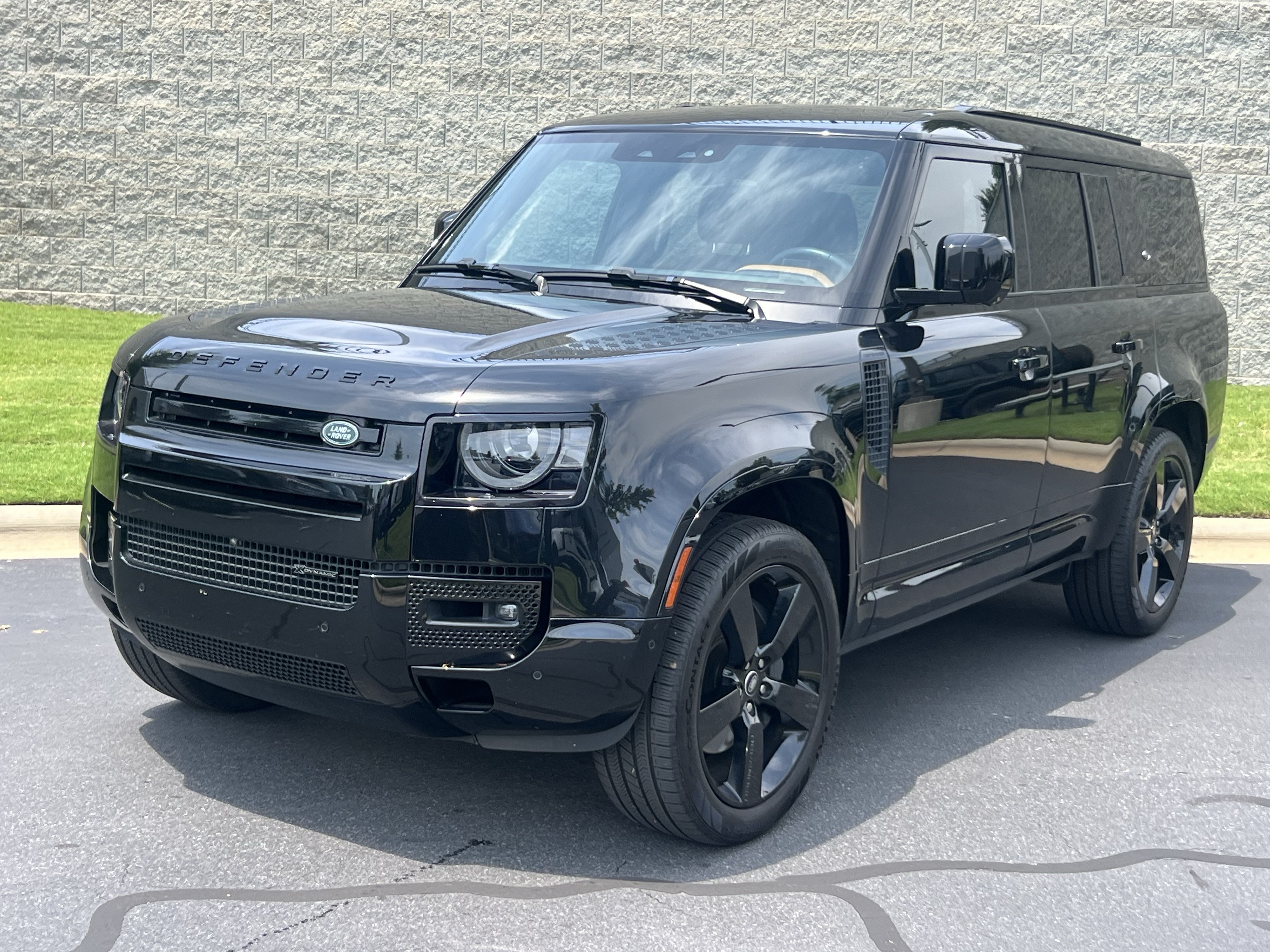 Used 2023 Land Rover Defender 130 X-Dynamic SE AWD/4WD image 1
