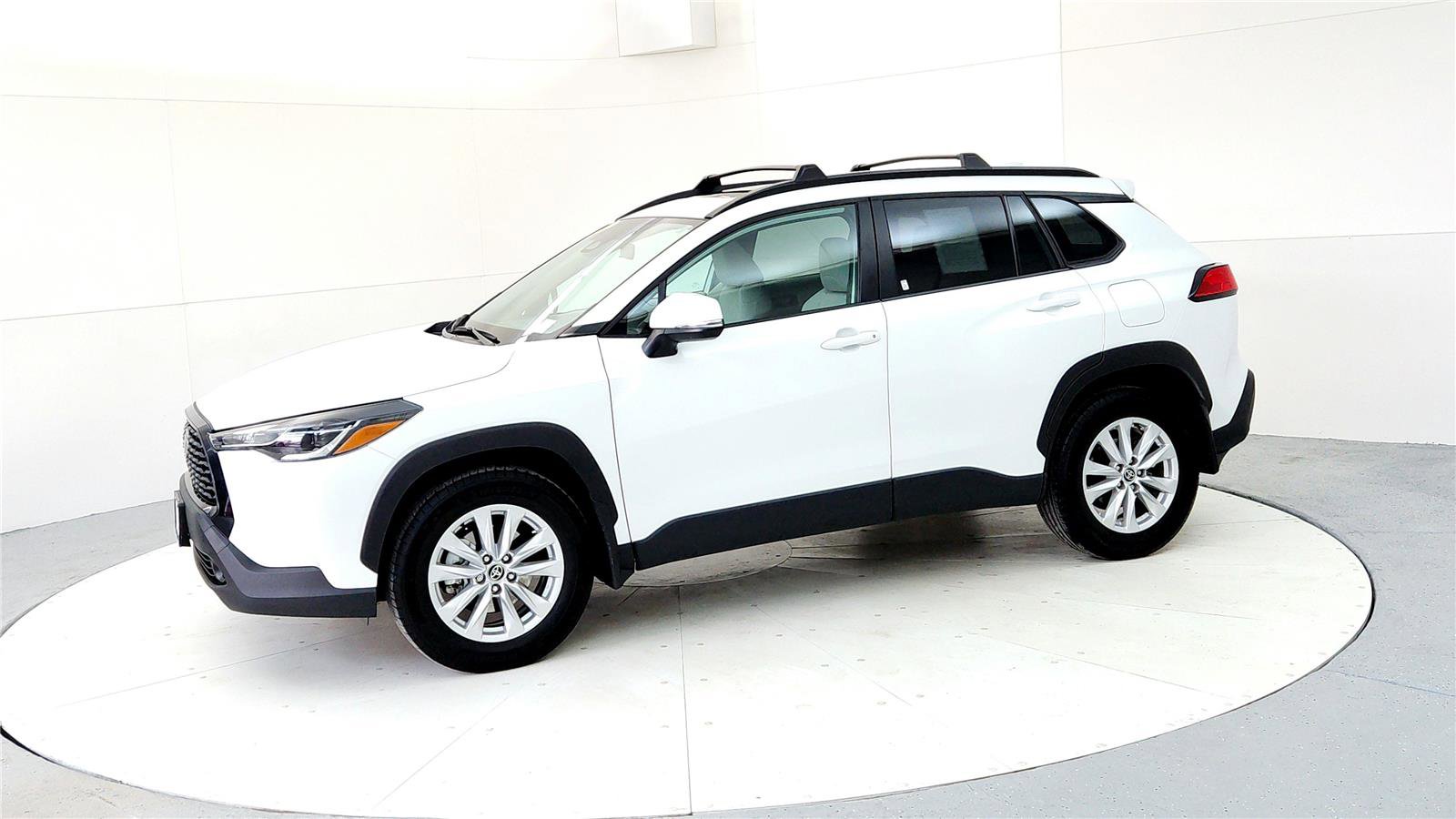 Certified 2023 Toyota Corolla Cross LE image 3