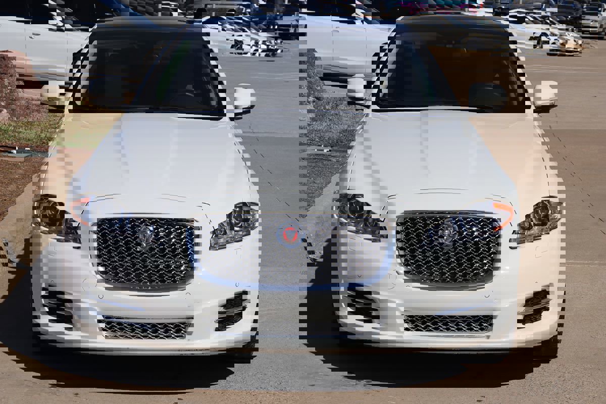 Used 2014 Jaguar XJ image 4
