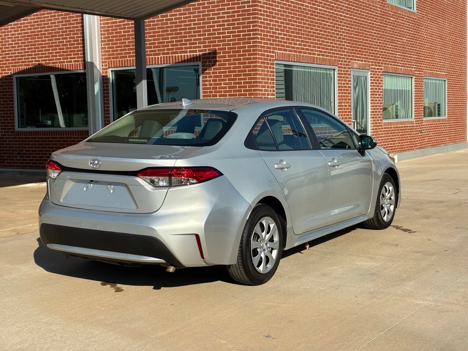 Used 2022 Toyota Corolla LE FWD image 9
