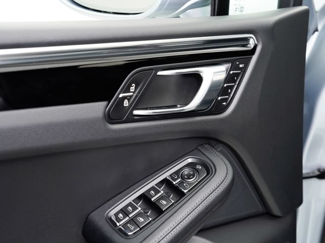 Certified 2026 Porsche Macan AWD/4WD image 32