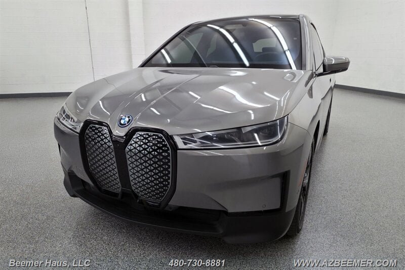 Used 2024 BMW iX xDrive50 w/ Premium Package AWD/4WD image 5