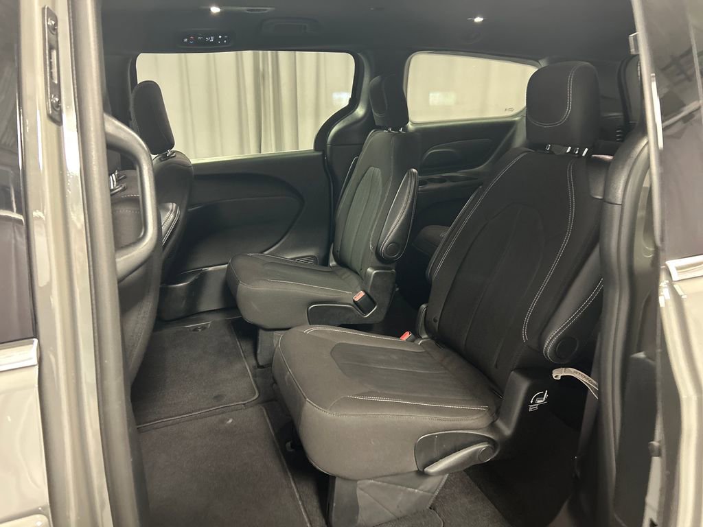 Used 2024 Chrysler Pacifica Touring FWD image 23