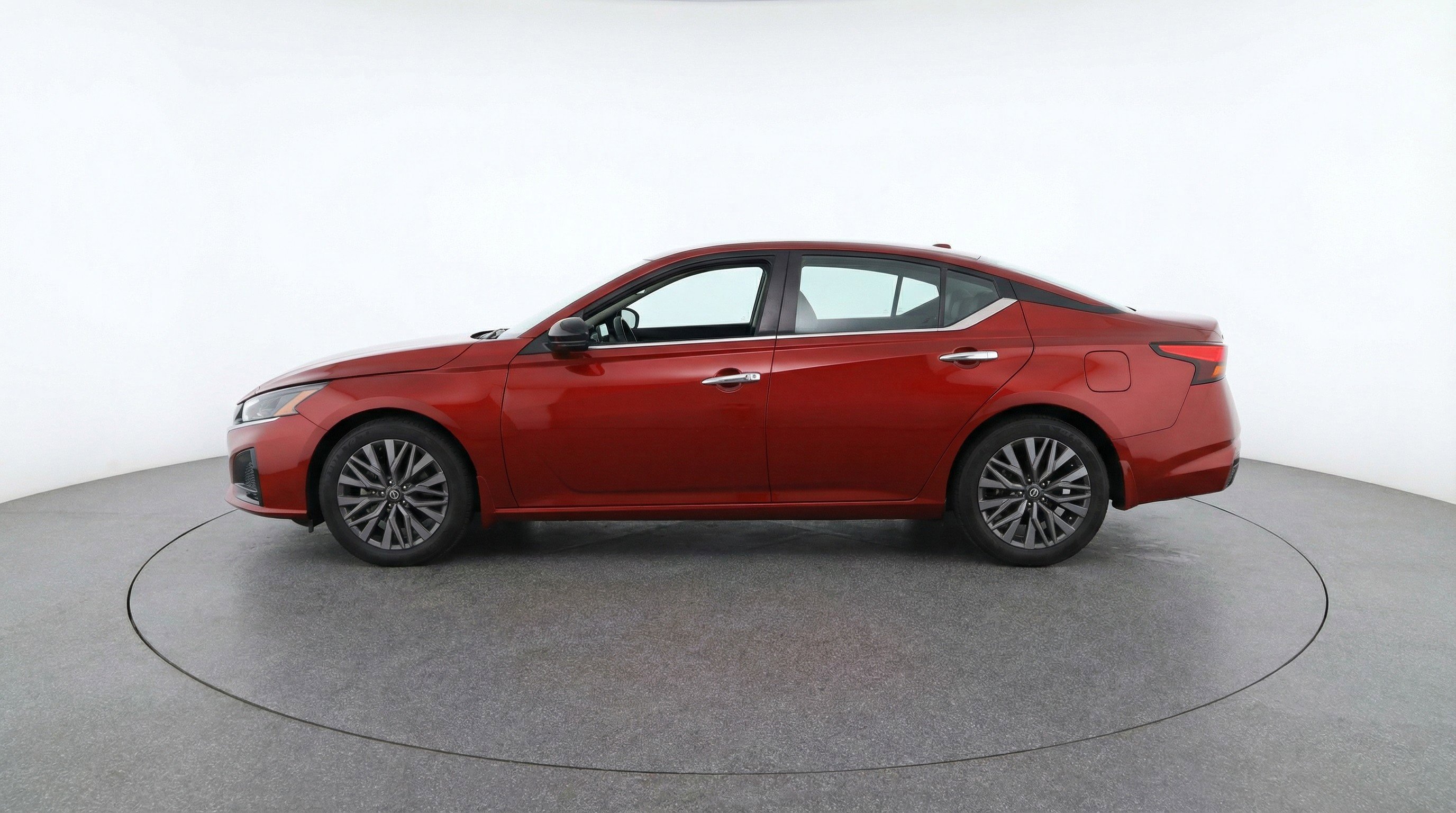 Used 2025 Nissan Altima 2.5 SV image 5