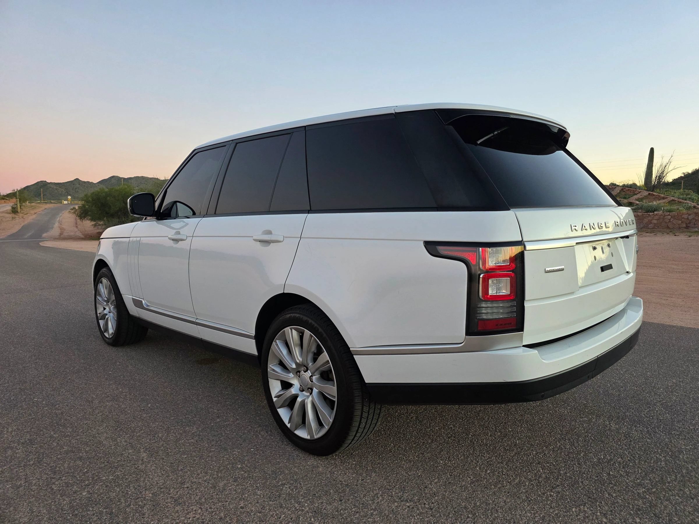 Used 2016 Land Rover Range Rover Supercharged AWD/4WD image 3