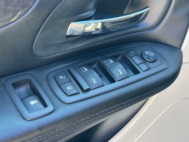 Used 2016 Dodge Grand Caravan SXT FWD image 16