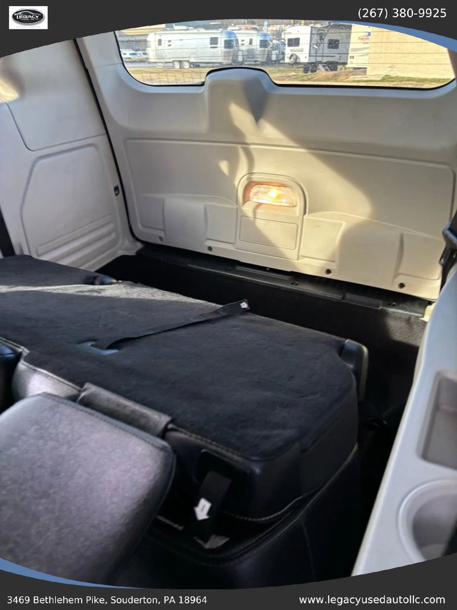 Used 2016 Chrysler Town & Country Touring FWD image 34