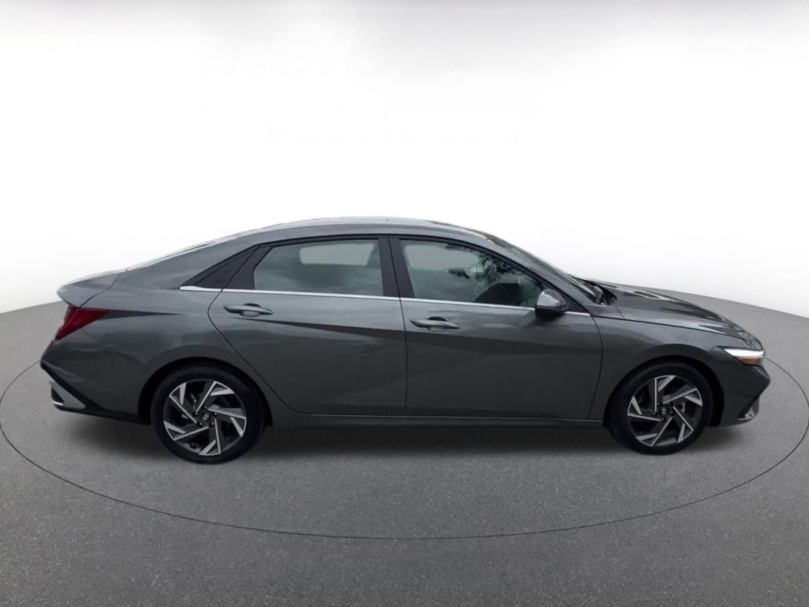 Used 2025 Hyundai Elantra Limited FWD image 16