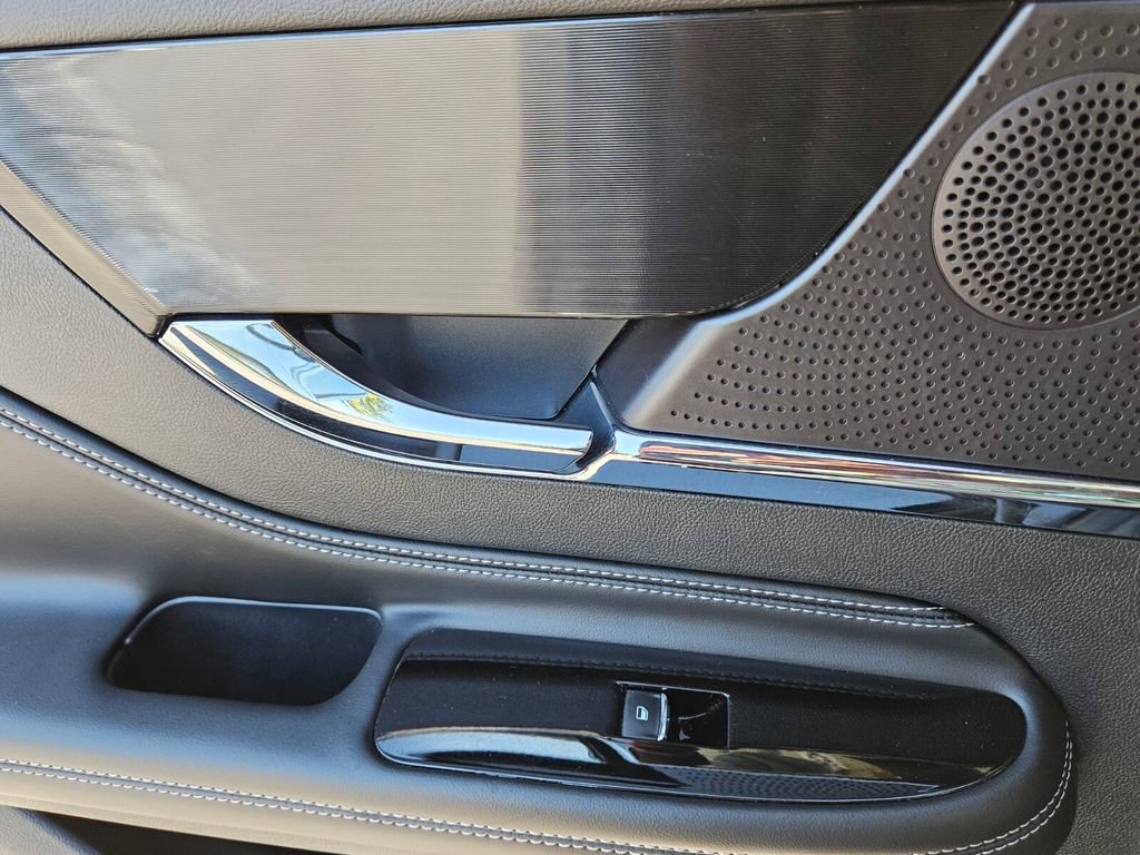 Used 2023 Lincoln Corsair AWD image 9