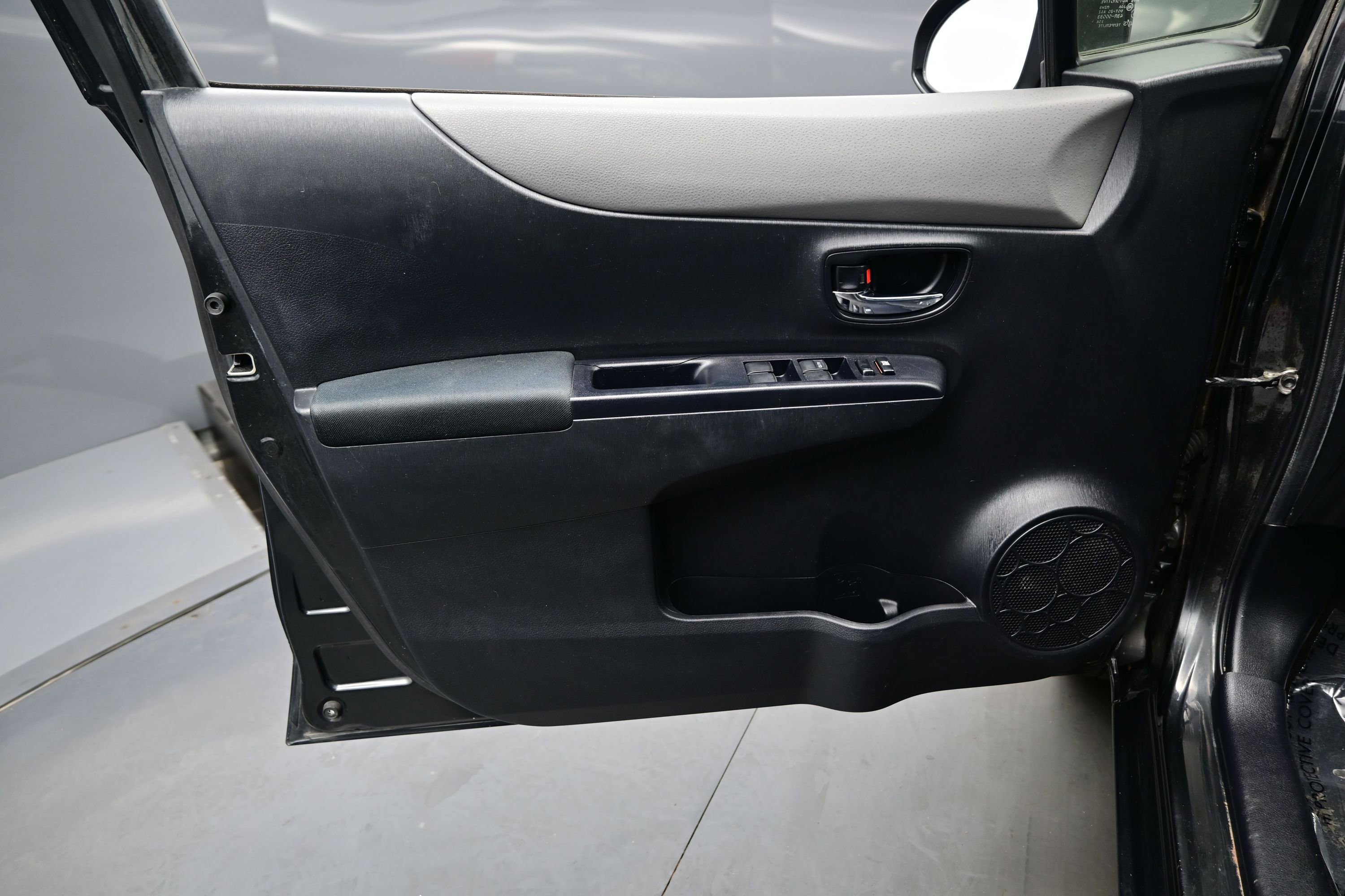 Used 2014 Toyota Yaris SE FWD image 9