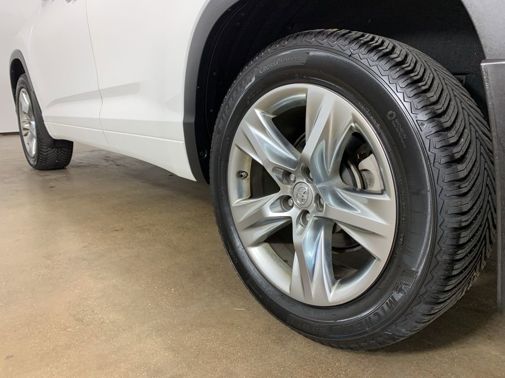 Used 2015 Toyota Highlander Limited w/ Driver Technology Package AWD/4WD image 17
