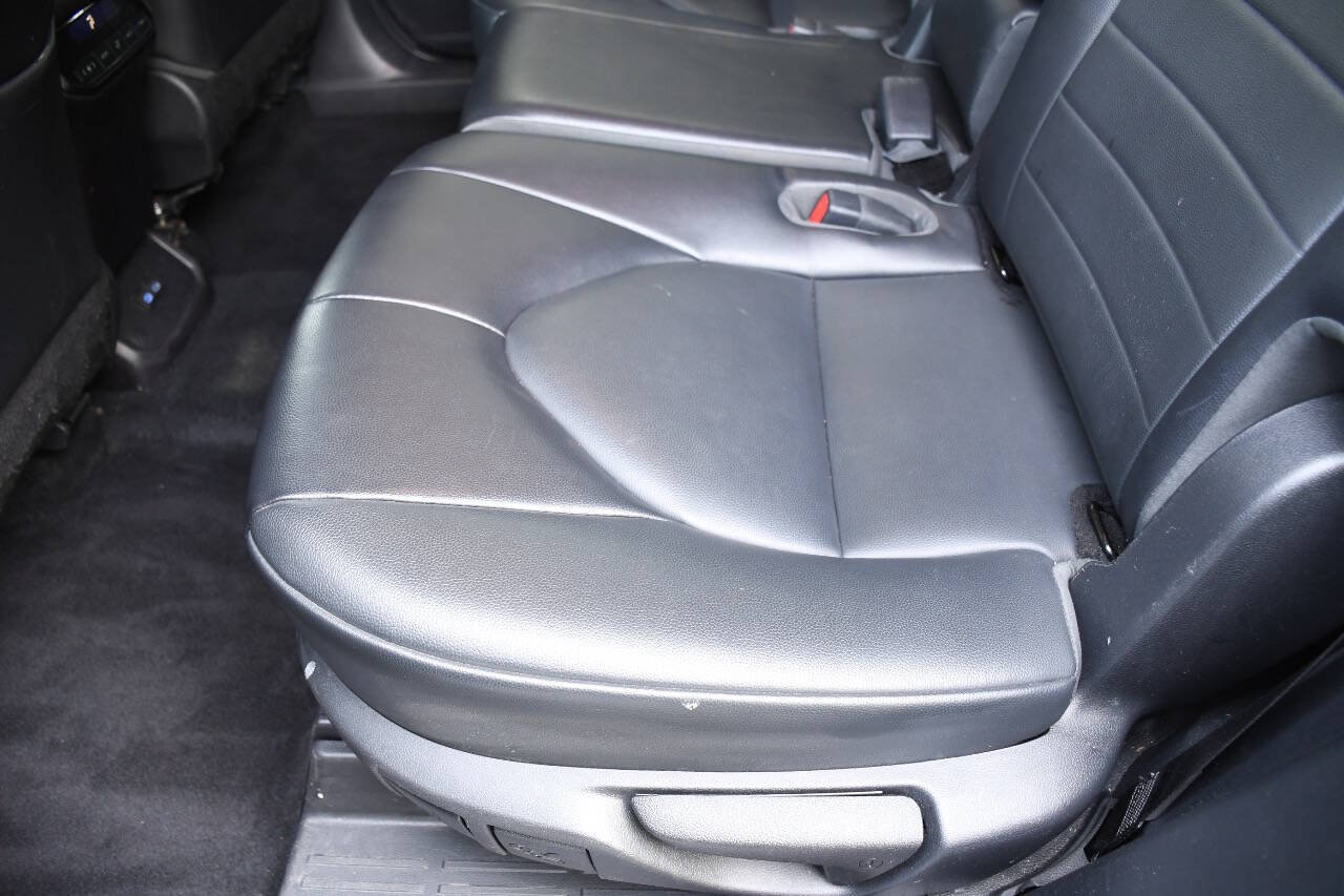 Used 2022 Toyota Highlander XLE AWD/4WD image 16