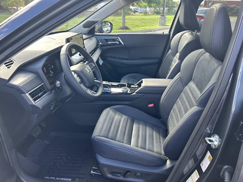 New 2025 Mitsubishi Outlander SE image 21