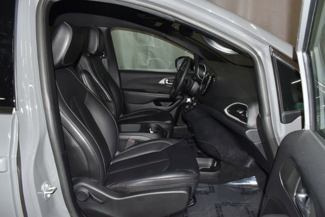 Certified 2025 Chrysler Pacifica Select image 28