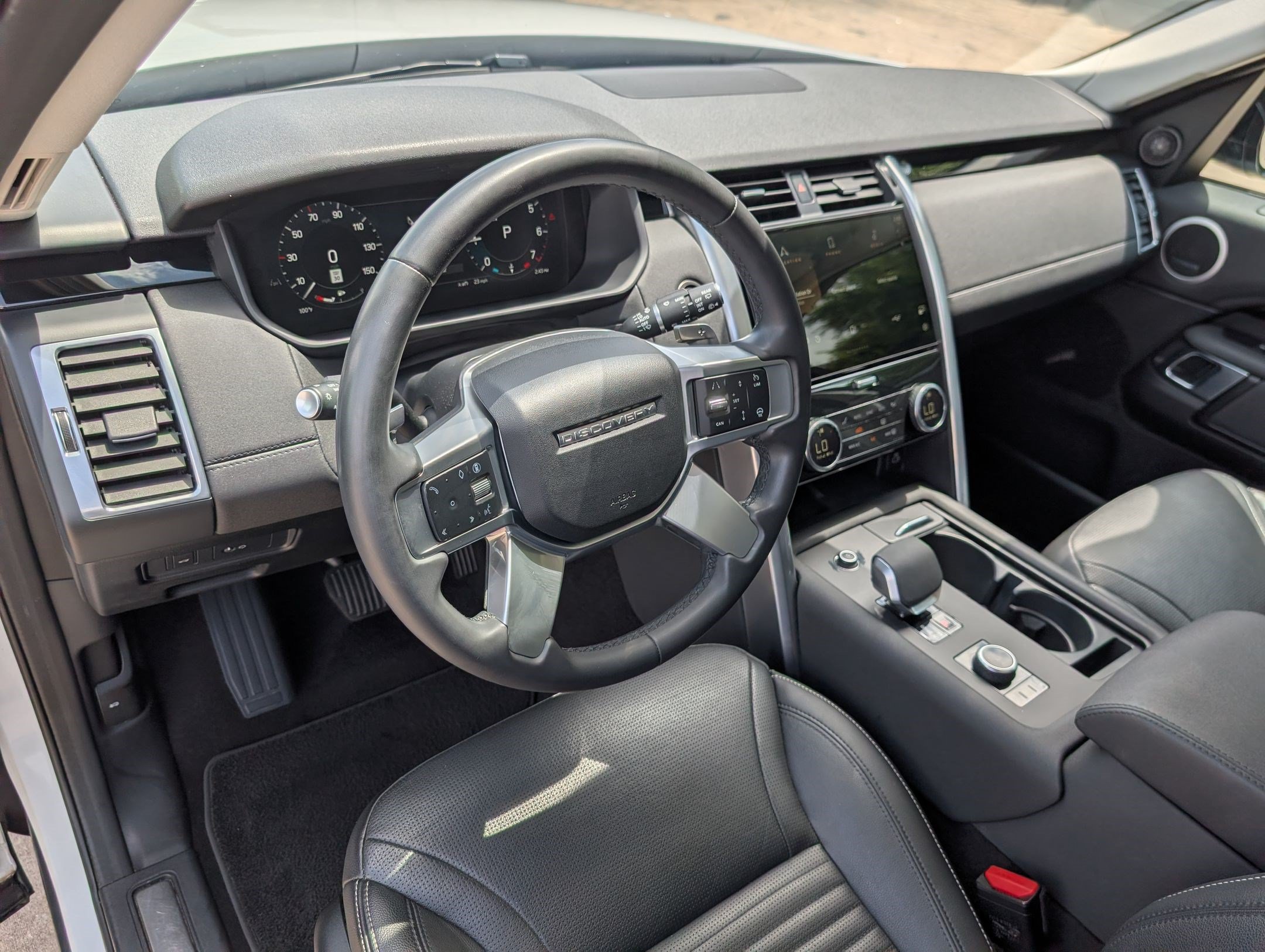 Used 2024 Land Rover Discovery S AWD/4WD image 4