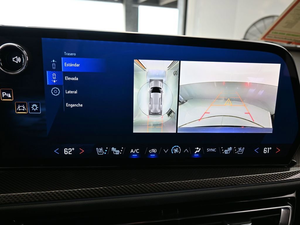 Used 2025 Chevrolet Traverse High Country image 21