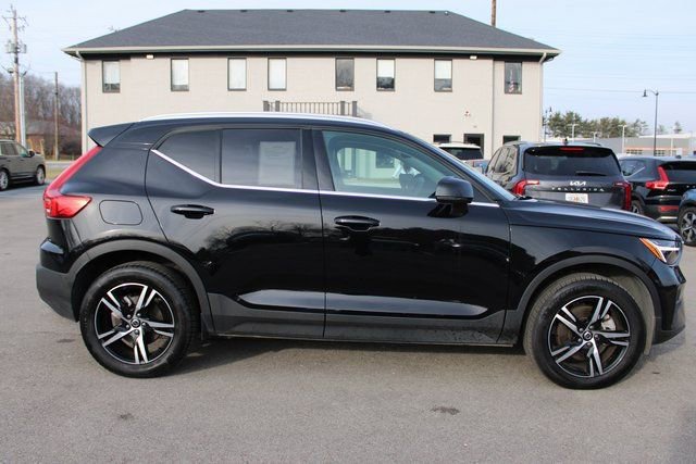 Used 2025 Volvo XC40 B5 Core image 6
