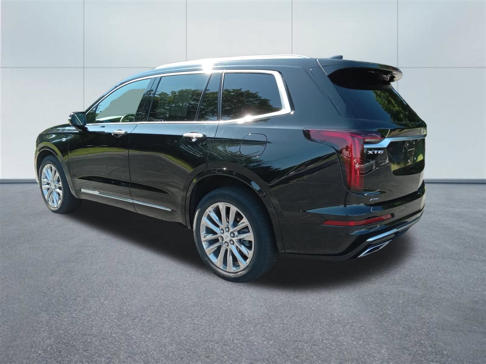 Used 2023 Cadillac XT6 Premium Luxury w/ Technology Package AWD/4WD image 3