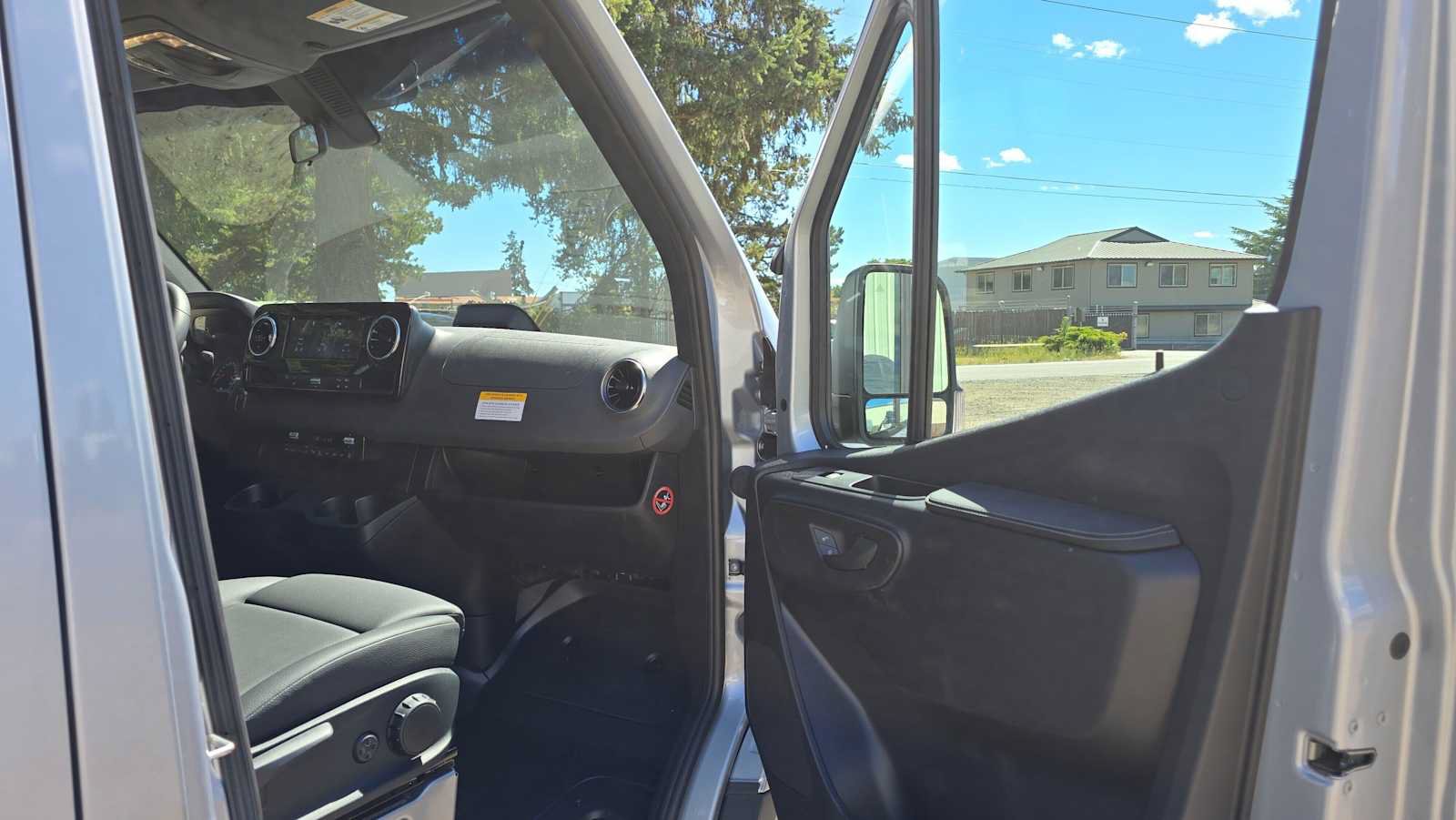Used 2025 Mercedes-Benz Sprinter 2500 image 10