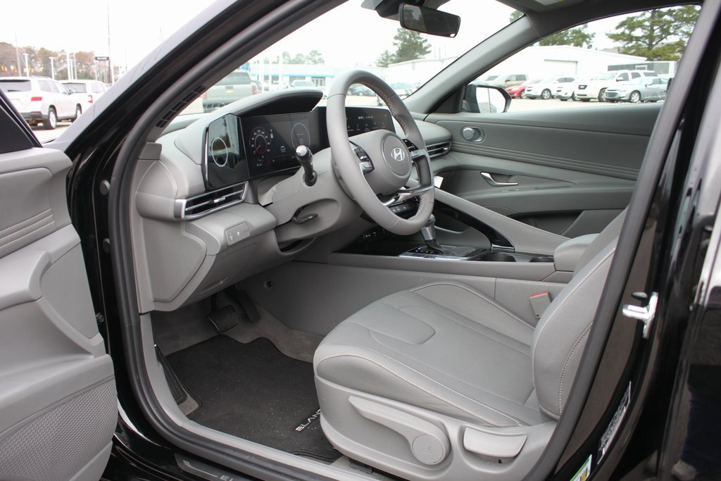 Used 2024 Hyundai Elantra SEL w/ Convenience Package image 10